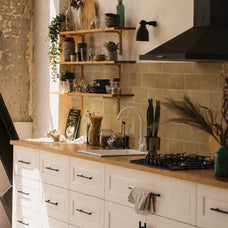 Brown peel-and-stick backsplash tile Smart Tiles in a kitchen 